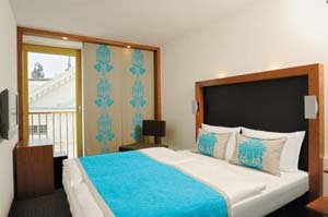 Standard double with city view, french bed, and private facilities